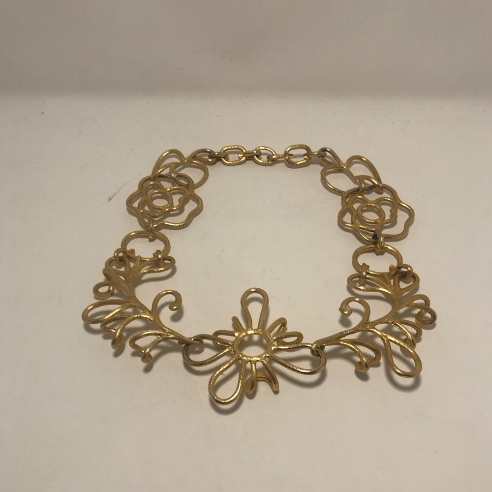 Elegant Gold Tone Floral Necklace